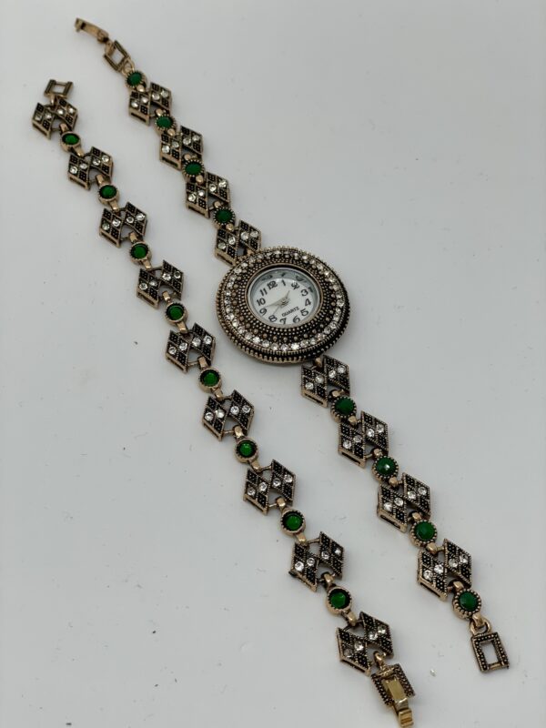 Yeşil taşlı vintage saat