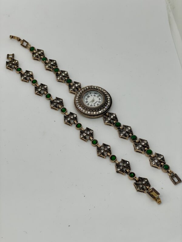 Yeşil taşlı vintage saat